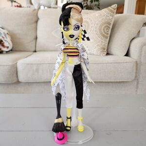 MGA Bratz Bratzillaz Glam Gets Wicked Switch-A-Witch Yellow Clown Doll Black Lip